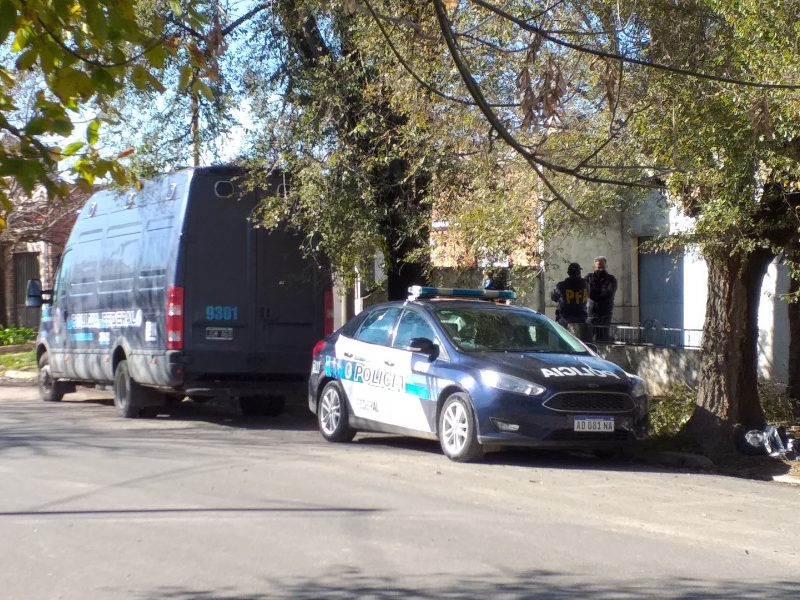 Photo of Tres Arroyos: Operativos por presunta tenencia de pornografía infantil