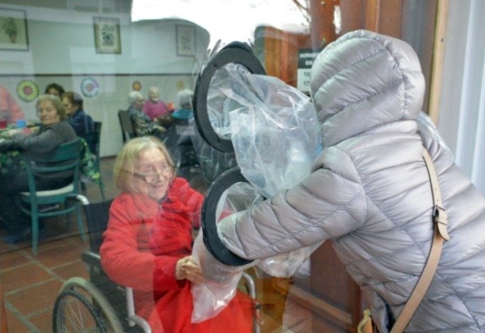 Photo of Tandil: Un hogar de ancianos colocó un “abrazador” para que los abuelos puedan tener contacto con sus familiares
