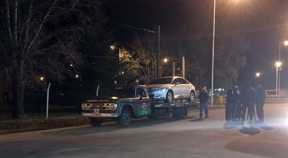 Photo of Necochenses quisieron entrar a Olavarría con el auto arriba de una grúa