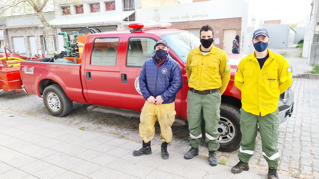 Photo of Bombero de Claromecó junto a Pringleses colaboran en San Luis