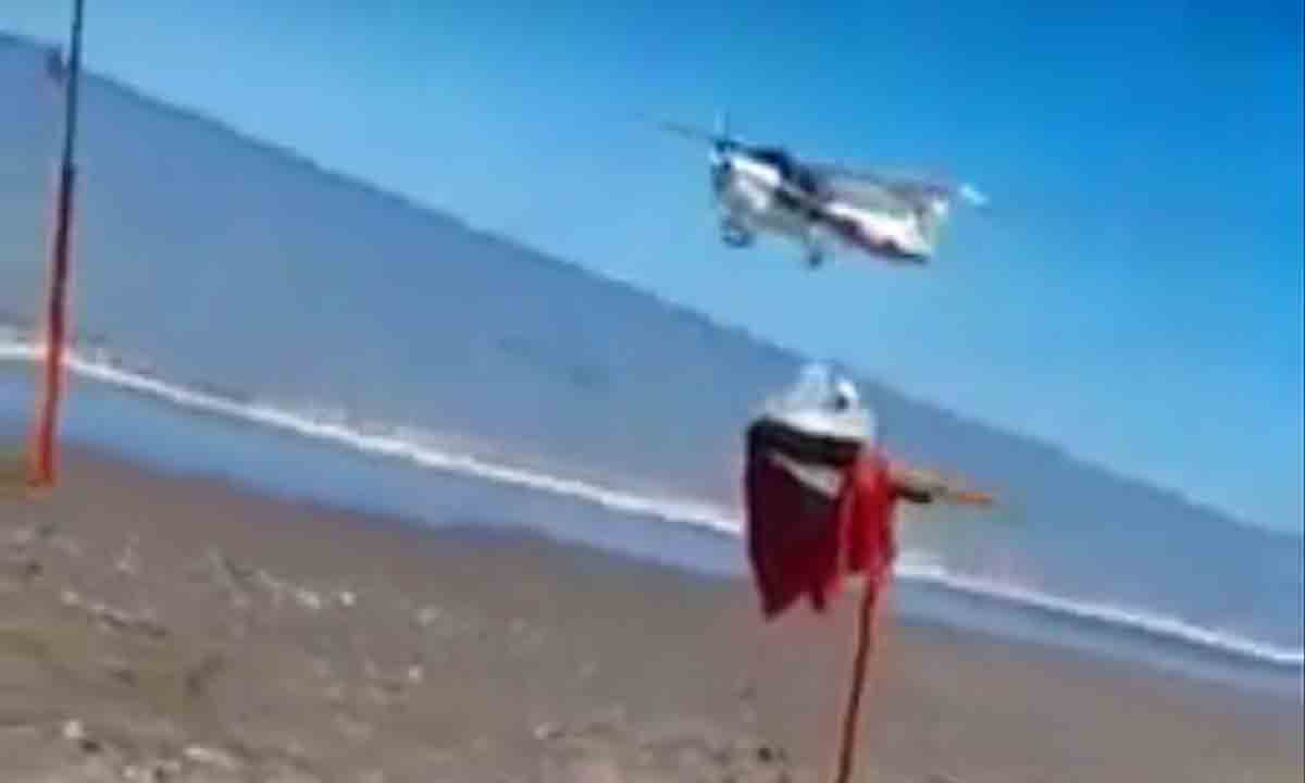 Photo of Pehuen Có: Una avioneta realizó un peligroso vuelo rasante en plena playa