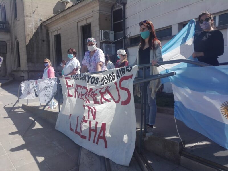 Photo of “No nos valoran” aseguraron enfermeras en un abrazo simbólico al Hospital