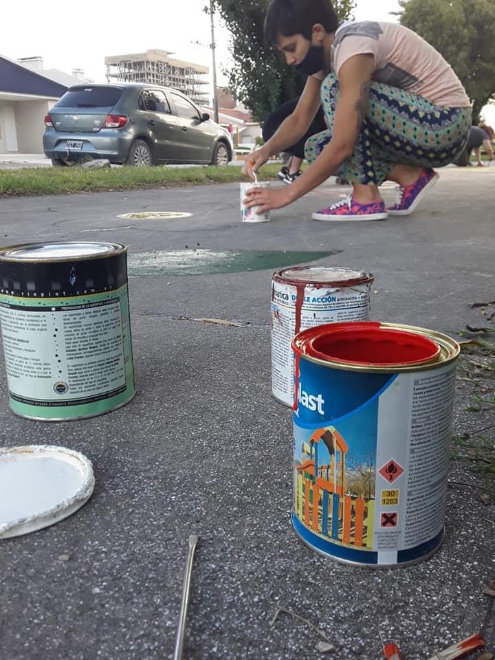 Photo of El Grupo de Teatro para niños pintó juegos sobre las veredas de la Plaza Luis Piedra Buena