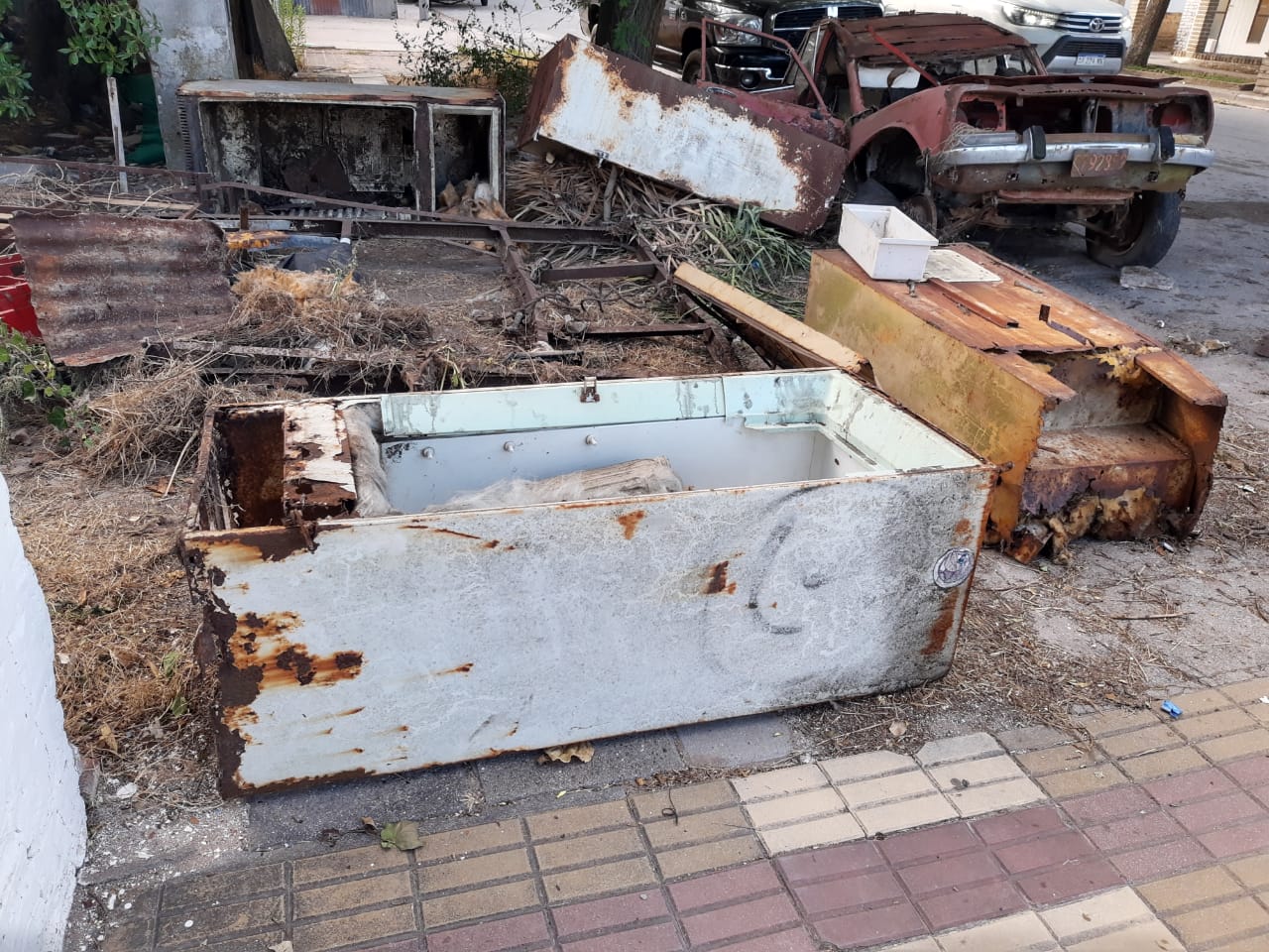 Photo of Queja de vecinos por chatarra en una vereda céntrica