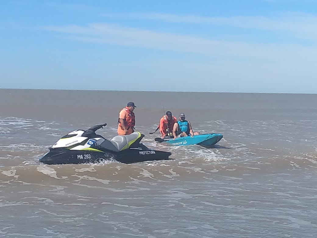 Photo of Prefectura rescató a un kayakista en Monte Hermoso