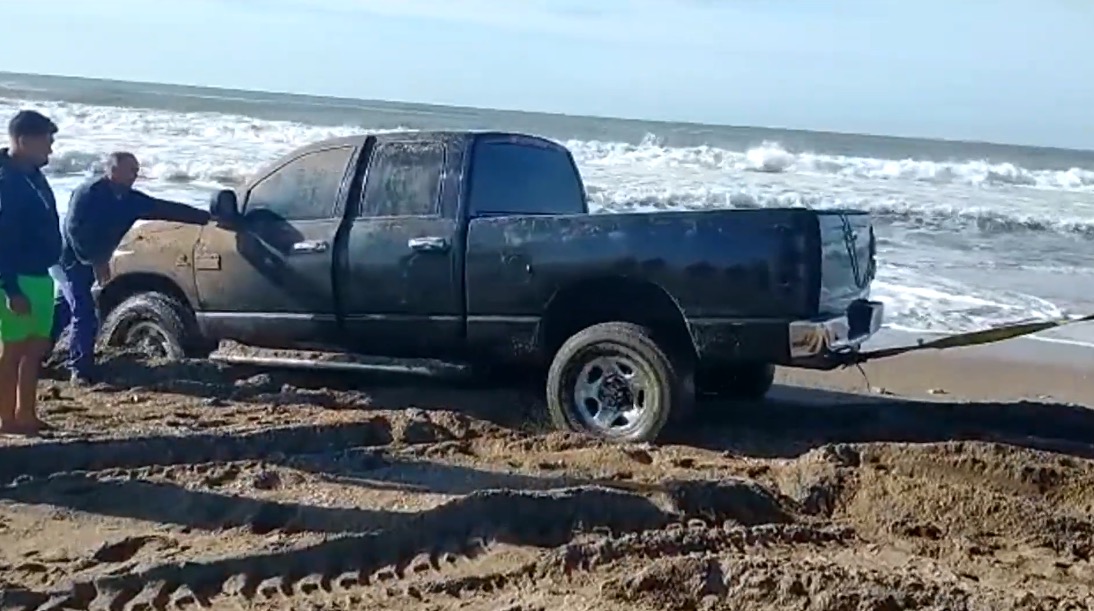 Photo of Necochea: se encajaron y los saco la pala municipal (video)