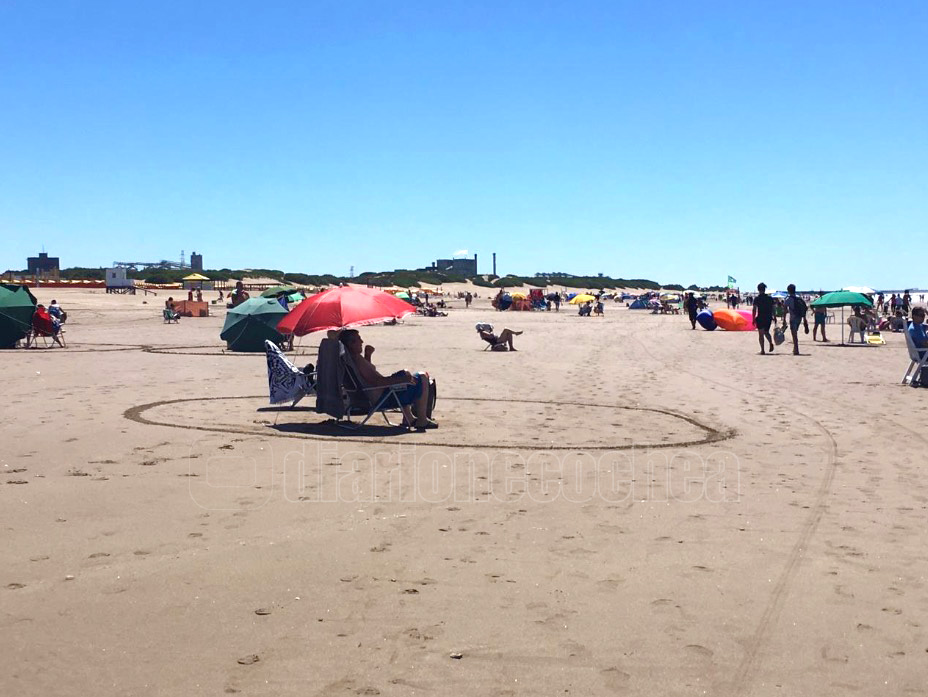 Photo of Necochea: con círculos en la arena mantienen el distanciamiento social en las playas