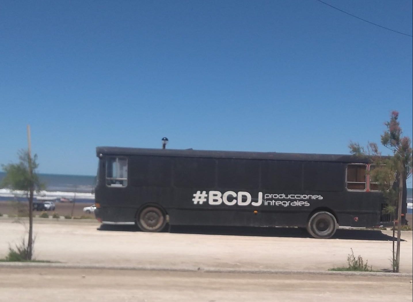 Photo of Quejas por un colectivo estacionado sobre la Costanera