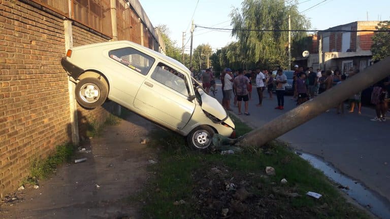 Photo of Gonzalez Catán: Un joven de 14 años le robó el auto a sus padres, chocó y mató a una persona